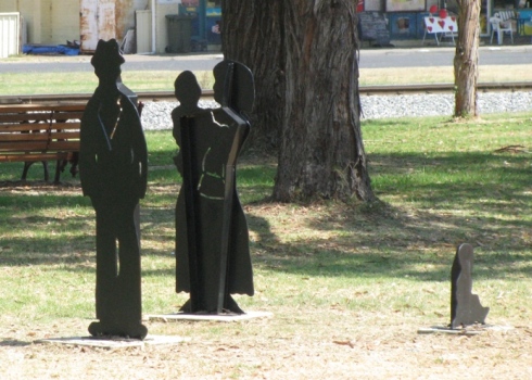 Yarloop statues - Sml.jpg